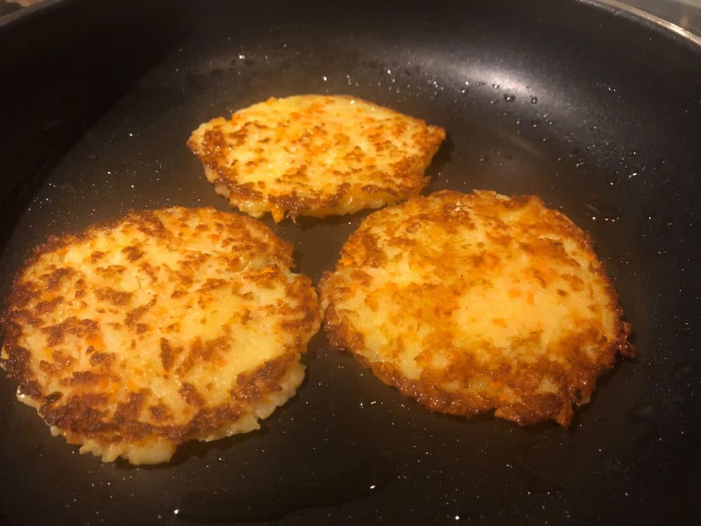 Kartoffel-Karotten-Rösti mit Ziegenfrischkäse und Kräuterquark ...